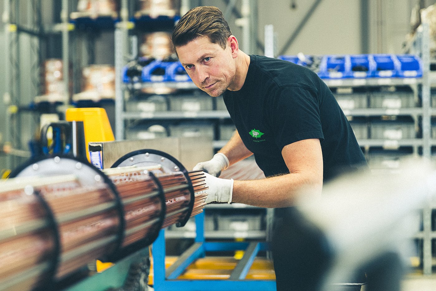 Industriearbeiter fertigt Bündelrohre in Halle der Firma Bitzer