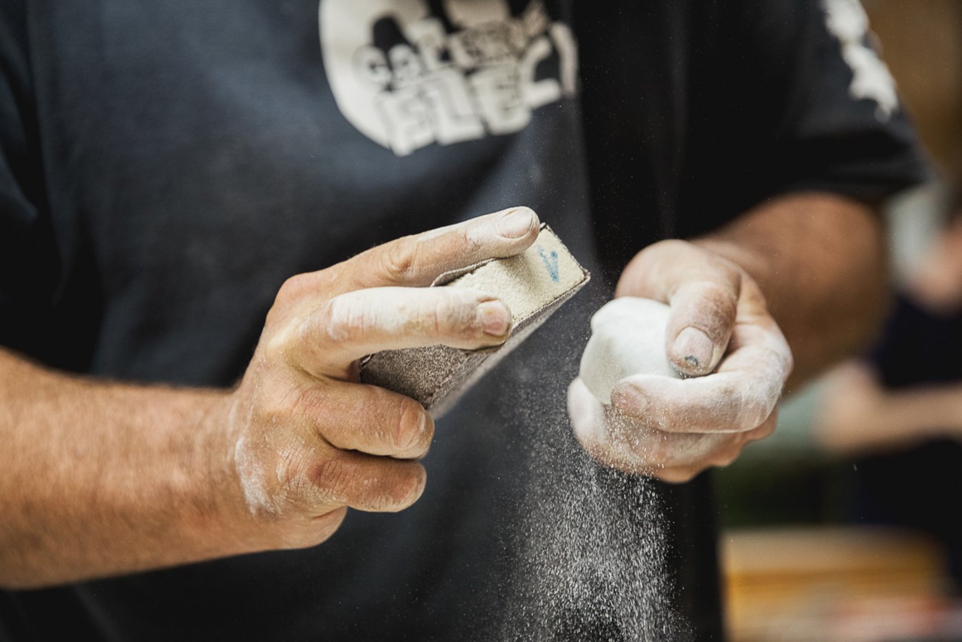 Handwerkerhände eines Bildhauers feilen Speckstein, Nahaufnahme 